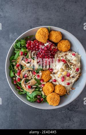 Gesunde hausgemachte Avocado Hummus Salatschüssel Stockfoto