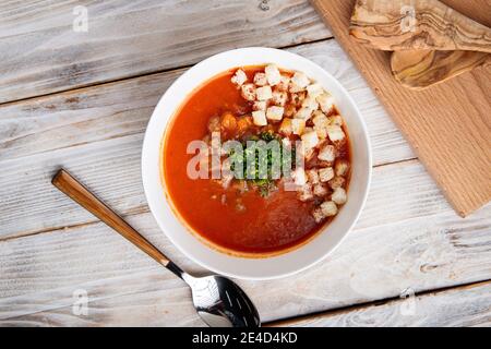 Draufsicht auf Tomatensuppe mit Crackern in einer Schüssel Stockfoto
