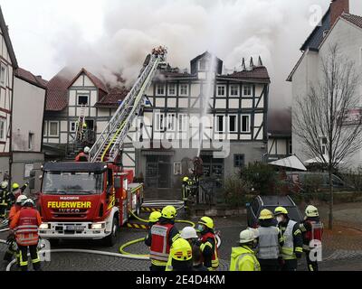 23. Januar 2021, Niedersachsen, Hann.Münden: Feuerwehrleute löschen einen Brand in der historischen Altstadt. Foto: Stefan Rampfel/dpa Stockfoto