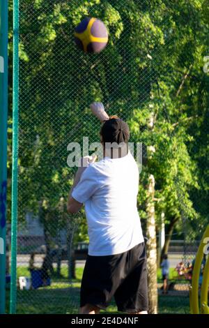 Junge männliche Basketballspieler auf schwarzem Hintergrund Stockfoto