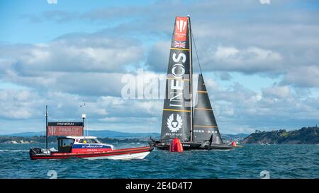 Auckland, Neuseeland. Januar 2021. Das INEOS Team UK startet einen "Ghost" Race Start, um die Anforderungen an den Sieg im Round Robin Abschnitt des Prada Cups zu erfüllen. Samstag, 23. Januar 2021. Copyright Kredit: Chris Cameron/Alamy Live Nachrichten Stockfoto