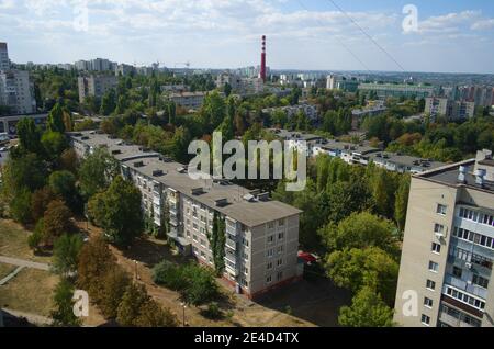 Luftaufnahme der Stadt Belgorod. Belgorod Stadtbild . Russland. Mehrstöckige Wohnblocks der Stadt. Factory rote Rohr auf dem Hintergrund. Stockfoto