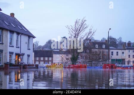 Bewdley, Großbritannien. Januar 2021. Die verheerenden Nachwirkungen von Storm Christoph sind heute zu spüren, als der Fluss Severn in der Nacht durch die Hochwasserbarrieren am Beale's Corner in Bewdley platzte. Kredit: Lee Hudson/Alamy Live Nachrichten Stockfoto