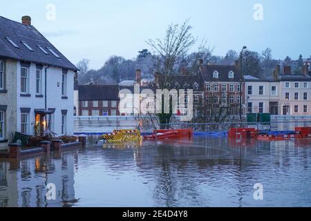 Bewdley, Großbritannien. Januar 2021. Die verheerenden Nachwirkungen von Storm Christoph sind heute zu spüren, als der Fluss Severn in der Nacht durch die Hochwasserbarrieren am Beale's Corner in Bewdley platzte. Kredit: Lee Hudson/Alamy Live Nachrichten Stockfoto