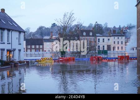 Bewdley, Großbritannien. Januar 2021. Die verheerenden Nachwirkungen von Storm Christoph sind heute zu spüren, als der Fluss Severn in der Nacht durch die Hochwasserbarrieren am Beale's Corner in Bewdley platzte. Kredit: Lee Hudson/Alamy Live Nachrichten Stockfoto