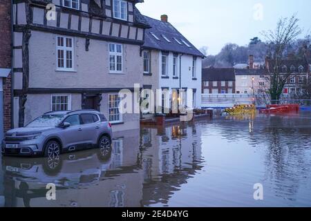 Bewdley, Großbritannien. Januar 2021. Die verheerenden Nachwirkungen von Storm Christoph sind heute zu spüren, als der Fluss Severn in der Nacht durch die Hochwasserbarrieren am Beale's Corner in Bewdley platzte. Kredit: Lee Hudson/Alamy Live Nachrichten Stockfoto