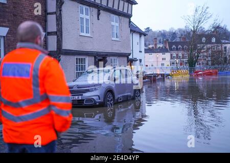 Bewdley, Großbritannien. Januar 2021. Die verheerenden Nachwirkungen von Storm Christoph sind heute zu spüren, als der Fluss Severn in der Nacht durch die Hochwasserbarrieren am Beale's Corner in Bewdley platzte. Kredit: Lee Hudson/Alamy Live Nachrichten Stockfoto