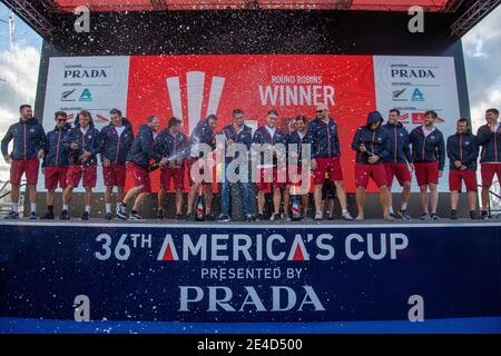 Auckland, Neuseeland. Januar 2021. INEOS Team UK Team feiert nach dem Sieg in der Round Robin Sektion des Prada Cups. Samstag, 23. Januar 2021. Copyright Kredit: Chris Cameron/Alamy Live Nachrichten Stockfoto