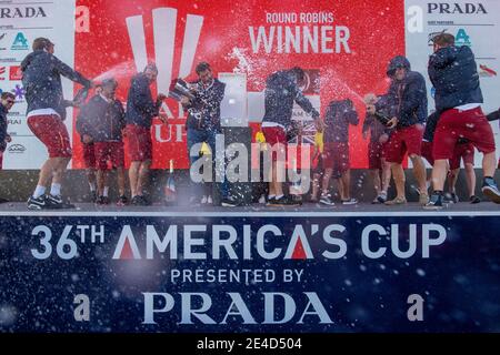 Auckland, Neuseeland. Januar 2021. INEOS Team UK Team feiert nach dem Sieg in der Round Robin Sektion des Prada Cups. Samstag, 23. Januar 2021. Copyright Kredit: Chris Cameron/Alamy Live Nachrichten Stockfoto