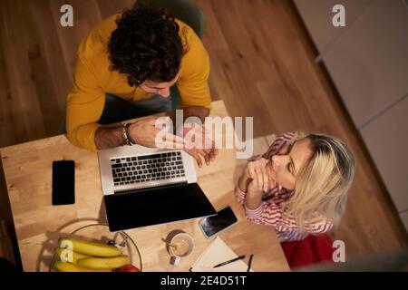 Schönes Paar verbringt Zeit zusammen zu Hause; Bonding Paar Konzept Stockfoto
