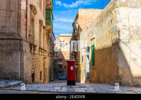 Briefkasten in einer alten schmalen Straße in Valletta, Hauptstadt der Insel Malta, Südeuropa Stockfoto