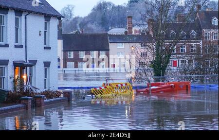 Bewdley, Großbritannien. Januar 2021. Die verheerenden Nachwirkungen von Storm Christoph sind heute zu spüren, als der Fluss Severn in der Nacht durch die Hochwasserbarrieren am Beale's Corner in Bewdley platzte. Kredit: Lee Hudson/Alamy Live Nachrichten Stockfoto