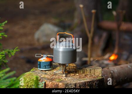 Geschirr für Camping auf dem alten Stumpf Stockfoto