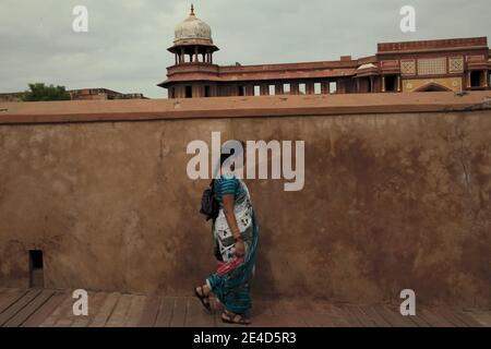 Menschen, die auf dem Gehweg in Agra Fort in Agra, Uttar Pradesh, Indien, gehen. Stockfoto