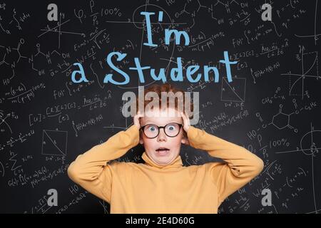 Schockiert Kind Junge vor wissenschaftlichen Hintergrund Stockfoto