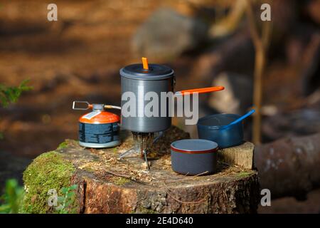 Geschirr für Camping auf dem alten Stumpf Stockfoto