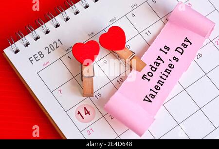 Zerrissenes Papier am Februarkalender 2021 mit Phase - heute Ist Valentinstag Stockfoto