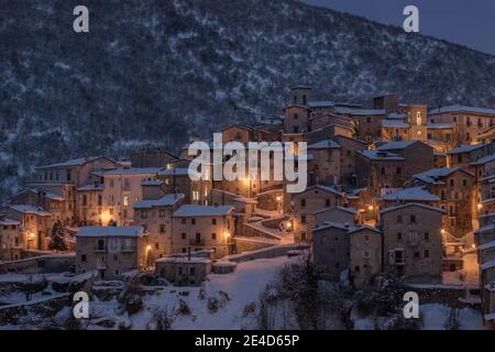 Winteransicht des Dorfes Scanno in der Blauen Stunde. Abruzzen. Italien. Stockfoto