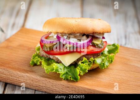 Nahaufnahme des klassischen Hamburgers mit Rinderpastete Stockfoto