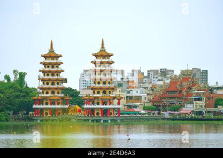 Dragon Tiger Turm im Lotus Teich in Kaohsiung, Taiwan Stockfoto