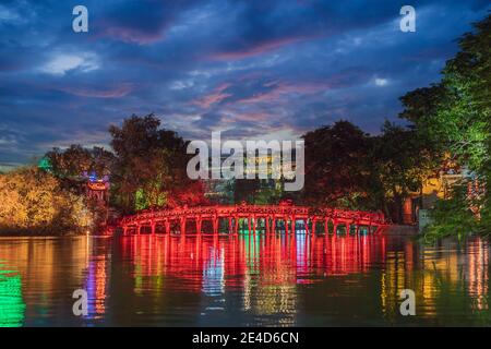 Hanoi Red Bridge bei Nacht. Die hölzerne rot bemalte Brücke über den Hoan Kiem See verbindet das Ufer und die Jade Insel, auf der Ngoc Son Tempel Stockfoto