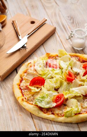 Closeup auf Huhn caesar Pizza mit Tomaten und Salat Stockfoto