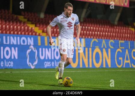 Torinos italienischer Stürmer Andrea Belotti kontrolliert den Ball während des Serie A Fußballspiels Benevento gegen Torino. Benevento und Torino zogen 2:2. Stockfoto