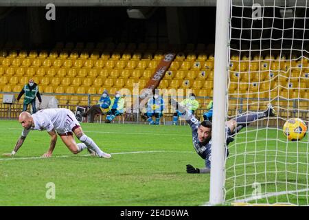 Torinos italienischer Stürmer Simone Zaza punktet beim Fußballspiel Benevento gegen Torino gegen Benevento, den italienischen Torwart Lorenzo Montip˜. . Benevento und Torino zogen 2:2. Stockfoto