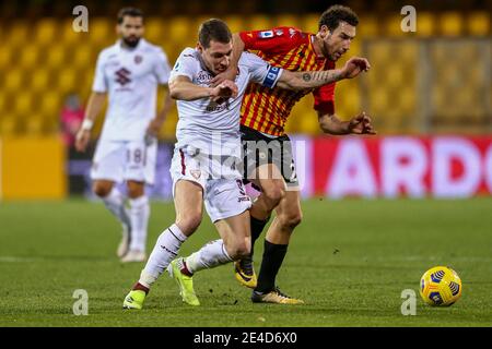 Torinos italienischer Stürmer Andrea Belotti fordert den Ball mit Beneventos moldawischem Verteidiger Artur Ionita während des Fußballspiels Benevento gegen Torino in der Serie A. Benevento und Torino zeichneten 2-2 Stockfoto