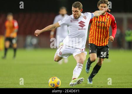 Torinos italienischer Stürmer Andrea Belotti spielt den Ball während des Serie A Fußballspiels Benevento gegen Torino. Benevento und Torino zeichneten 2-2 Stockfoto