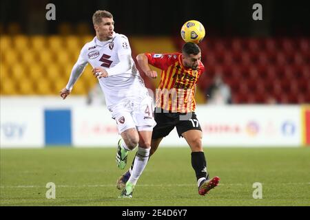 Torinos brasilianischer Verteidiger Lyanco fordert den Ball mit Beneventos italienischem Stürmer Gianluca Caprari während des Serie A Fußballspiels Benevento gegen Torino. Benevento und Torino zeichneten 2-2 Stockfoto