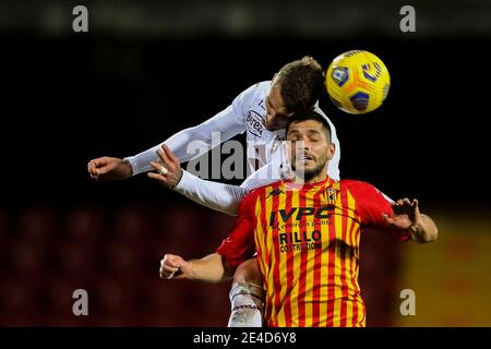 Torinos brasilianischer Verteidiger Lyanco fordert den Ball mit Beneventos italienischem Stürmer Gianluca Caprari während des Serie A Fußballspiels Benevento gegen Torino. Benevento und Torino zeichneten 2-2 Stockfoto