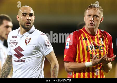 Torinos italienischer Stürmer Simone Zaza (L) und Beneventos polnischer Verteidiger Kamil Glick schauen während des Serie-A-Fußballspiels Benevento gegen Torino. Benevento und Torino zeichneten 2-2 Stockfoto