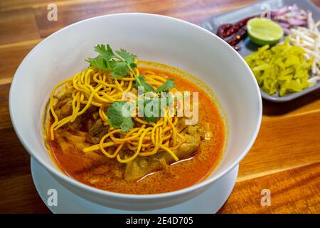 Curried Noodle Soup (Khao soi) mit Kokosmilch, nordthailändische Küche. Stockfoto