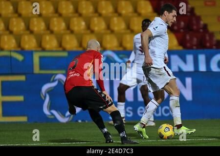 Andrea Belotti (FC Turin) Luca Caldirola (Benevento Calcio) Während der Serie EIN Fußballspiel zwischen Benevento - - Foto .LM/Emmanuele Mastrodonato Stockfoto