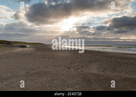 Thyboron, Dänemark - 23. Oktober 2020: Küstenlinie bei Thyboron an der dänischen Westküste, schöner Sandstrand, Menschen am Strand, Wolken am Himmel, w Stockfoto