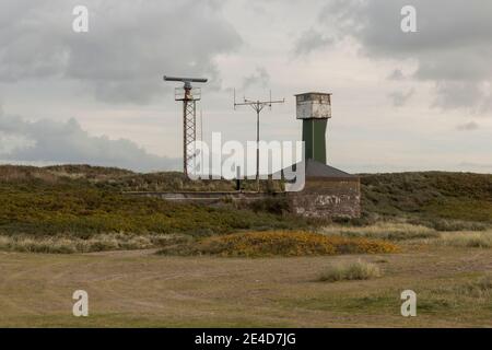 Thyboron, Dänemark - 23. Oktober 2020: Alter Bunker aus dem 2. Weltkrieg wird jetzt als Küstenradarstation genutzt. Stockfoto