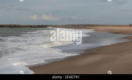 Thyboron, Dänemark - 23. Oktober 2020: Küstenlinie bei Thyboron an der dänischen Westküste, schöner Sandstrand, Menschen am Strand, Wolken am Himmel, w Stockfoto