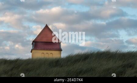 Thyboron, Dänemark - 23. Oktober 2020: Das Senderhaus für ein ehemaliges Küstenfunkgerät in Thyboroen. Stockfoto