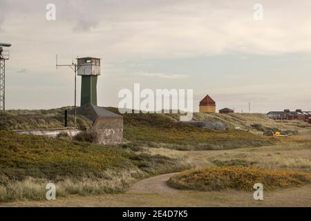 Thyboron, Dänemark - 23. Oktober 2020: Alter Bunker aus dem 2. Weltkrieg wird jetzt als Küstenradarstation genutzt. Stockfoto