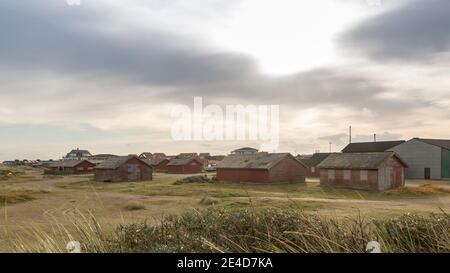 Thyboron, Dänemark - 23. Oktober 2020: Thyboron Stadt vom Meer aus gesehen, im Vordergrund sind historische Gebäude, die noch in Gebrauch sind, gibt es Stockfoto