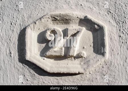 Nummer siebenundzwanzig auf einer weißen Mauer, typisch weißes Dorf Mijas. Costa del Sol, Provinz Malaga. Andalusien, Südspanien Europa Stockfoto