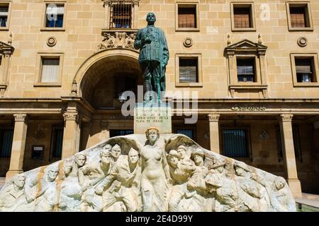 Denkmal für den General der spanischen Armee Leopoldo Saro Marin. Platz Andalusien, Ubeda, UNESCO-Weltkulturerbe. Provinz Jaen, Andalusien, Southen Stockfoto