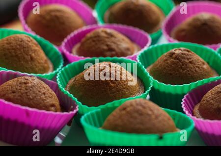 Schokolade Cupcakes mit einer köstlichen Kruste in Körben mit selektiven Fokus Stockfoto