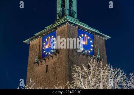 Die Uhr des Rathauses von Enschede in den Niederlanden Punkt 21.00 Stunden. Die Zeit der Ausgangssperre in den Niederlanden während des Covid-19. Stockfoto