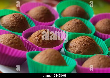 Köstliche Schokoladen-Cupcakes in kleinen Körben mit selektivem Fokus Stockfoto