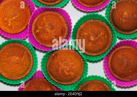 Schokolade Cupcakes in kleinen Körben gebacken zu Hause Draufsicht Stockfoto