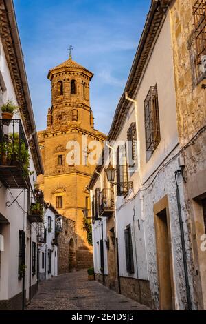 Alte Universität, Kapelle San Juan Evangelista und Straße des historischen Zentrums, Baeza, UNESCO-Weltkulturerbe. Provinz Jaen, Andalusien, Souther Stockfoto