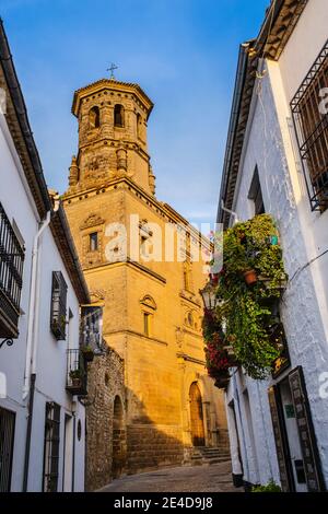 Alte Universität, Kapelle San Juan Evangelista und Straße des historischen Zentrums, Baeza, UNESCO-Weltkulturerbe. Provinz Jaen, Andalusien, Souther Stockfoto