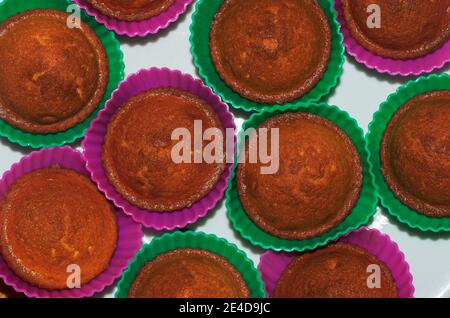 Appetitliche Schokolade Cupcakes in Silikon-Körbe gebacken zu Hause oben Anzeigen Stockfoto